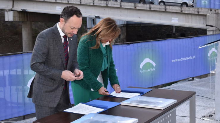 El cap de Govern, Xavier Espot, i la cònsol major d'Andorra la Vella, Conxita Marsol, durant la signatura del conveni de cessió del terreny el 2020.